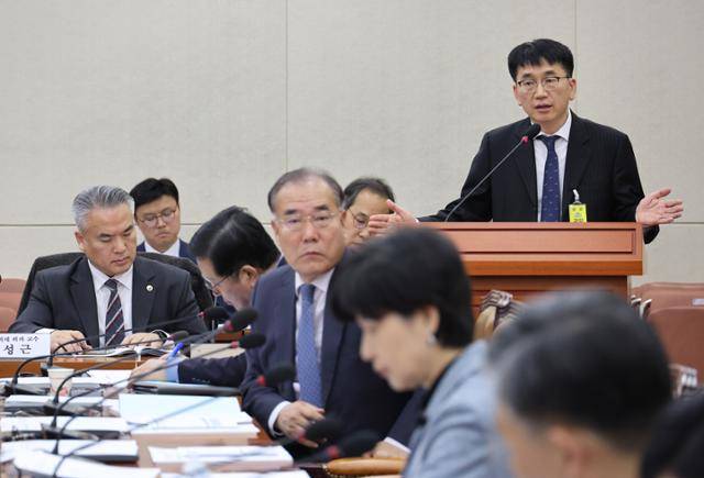17일 서울 여의도 국회 보건복지위원회 전체회의에서 열린 지역의사제 법안에 대한 공청회에서 김유일 대한의학회 지역의료정책이사가 발언하고 있다.연합뉴스