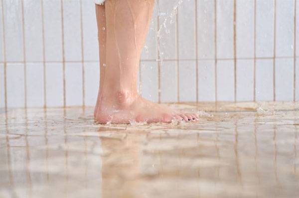 운동 후 헬스장 샤워실을 맨발로 이용하는 습관이 예상보다 큰 감염 위험을 초래할 수 있다는 실험 결과가 나왔다/사진=게티이미지뱅크