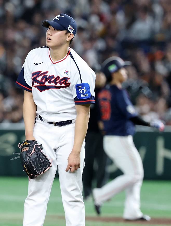 <yonhap photo-4580="">16일 일본 도쿄돔에서 열린 2025 K베이스볼 시리즈 대한민국과 일본의 평가전. 8회초 2사 만루 위기 상황에서 배찬승이 밀어내기 볼넷으로 실점한 뒤 아쉬워하고 있다. 2025.11.16 [연합뉴스]</yonhap>
