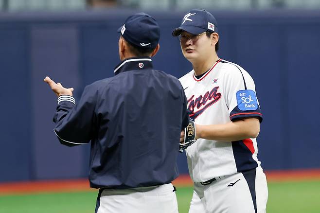 <yonhap photo-3307=""> 코치와 대화 나누는 김서현 (서울=연합뉴스) 이동해 기자 = 11일 서울 고척스카이돔에서 김서현이 코치와 대화를 나누고 있다. 야구대표팀은 오는 15일과 16일 일본 도쿄돔에서 일본 대표팀과 평가전을 치를 예정이다. 2025.11.11 eastsea@yna.co.kr/2025-11-11 14:53:24/ <저작권자 ⓒ 1980-2025 ㈜연합뉴스. 무단 전재 재배포 금지, AI 학습 및 활용 금지></yonhap>