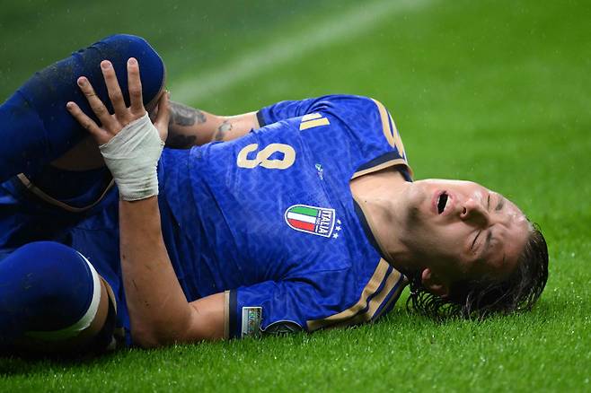 이탈리아 공격수 레테기가 17일 산 시로에서 열린 노르웨이와의 2026 FIFA 북중미 월드컵 유럽 예선 조별리그 경기 중 고통스러워하고 있다. AFP=연합뉴스