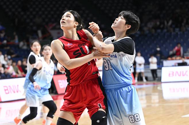 6일 열린 BNK금융 2025~26 여자프로농구 공식 개막전에서 리바운드를 다투는 BNK 변소정(왼쪽). WKBL 제공