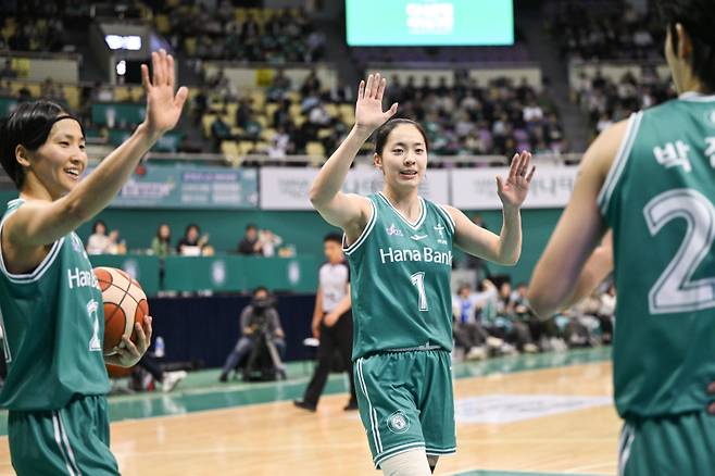 하나은행 박소희(1번)가 17일 부천체육관에서 열린 우리은행과의 경기서 환호하고 있다.사진=WKBL