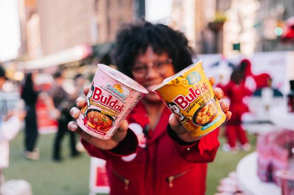 한 외국 소비자가 불닭볶음면을 들고 있다. [사진=삼양식품]