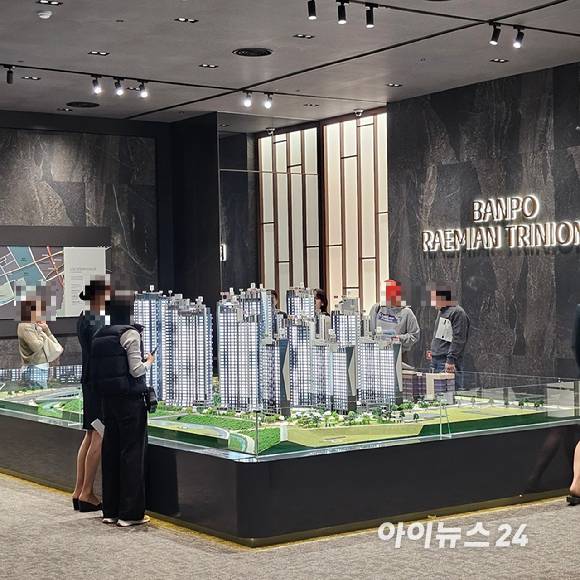 서울 송파구 문정동의 '래미안 갤러리'에 마련된 '반포 래미안 트리니원' 견본주택 내 전경. 2025.11.07 [사진=이효정 기자 ]