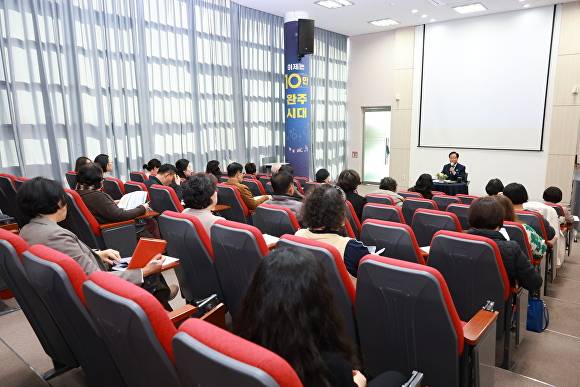 평생교육 강사에 대한 역량강화 교육이 진행되고 있다. [사진=완주군 ]