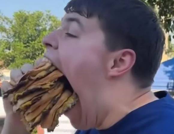 성인 남성의 주먹이 통째로 들어갈 만큼 입을 크게 벌릴 수 있는 미국 미네소타주의 아이작 존슨이 눈길을 끌고 있다. 사진은 아이작 존슨. [사진=기네스 ]