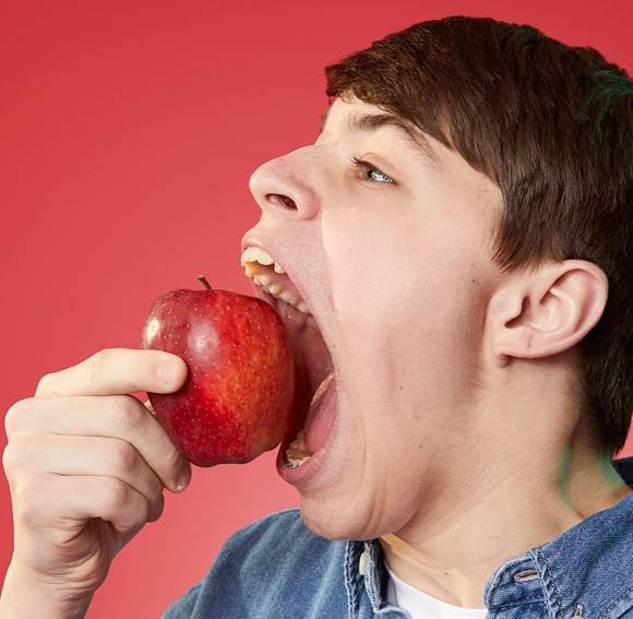 전문가들은 이를 따라하는 것은 위험하다고 지적하고 있다. 사진은 아이작 존슨. [사진=기네스 ]