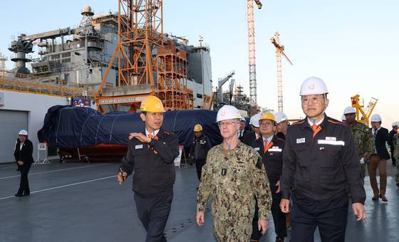 대릴 커들 미국 해군참모총장이 지난 15일 한화오션 거제사업장을 방문해 이곳에서 유지·보수·정비(MRO) 작업 중인 미 해군 보급함 찰스드루함을 둘러보고 있다. 왼쪽부터 김규백 한화오션 특수선사업관리담당, 커들 참모총장, 김희철 한화오션 대표. [사진 한화오션]