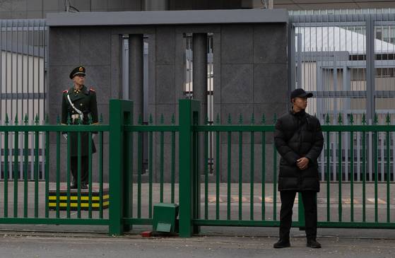 삼엄한 베이징 일본대사관-15일 삼엄한 경비 속 베이징 주재 일본대사관 모습. 중국은 여행과 유학 등 방일 자제 권고령을 내렸다. [EPA=연합뉴스]