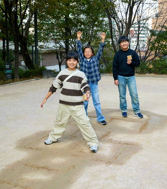 서울의 대표적인 마을공동체로 꼽히는 마포구 성미산마을을 찾은 고가람 학생모델과 이한호·이시온(왼쪽부터) 학생기자가 다양한 공동체를 둘러보고 마을 주민들이 함께 어울려 살아가는 이야기를 들어봤다.