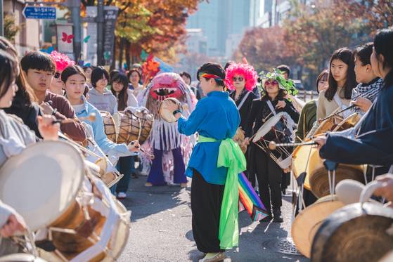 2024년 성미산마을 30주년 축제 사진. 마을 축제는 성미산마을의 다양한 공동체 활동 중에서도 가장 큰 행사로 꼽힌다.