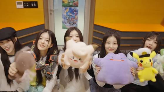 '포켓몬스터' 인형을 들고 포즈를 취한 걸그룹 아일릿. 사진 빌리프랩, 포켓몬스터코리아, 지니뮤직