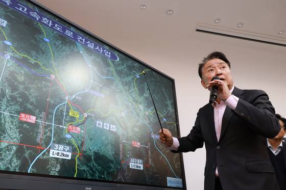김영환 충북지사가 17일 충북도청 브리핑룸에서 충청내륙고속화도로 충주 구간 개통을 설명하고 있다. 사진 충북도