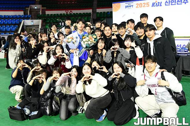 ▲우상현과 경희대 농구부 동기들, 경희대 농구부 서포터즈 KBF