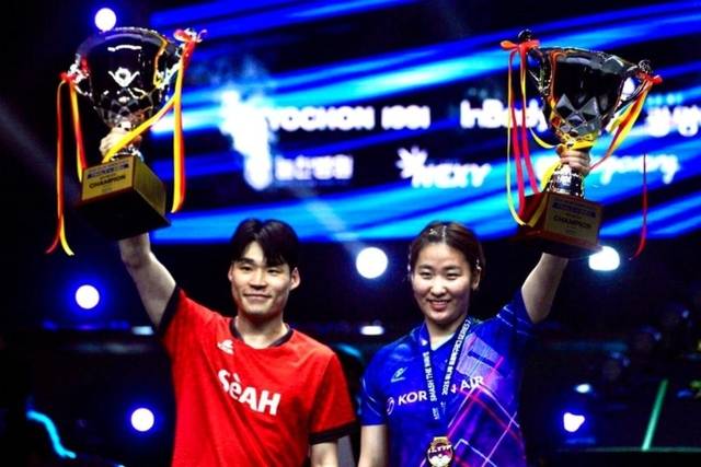 ▲ 장우진(왼쪽)이 지난 16일 경기 광명시민체육관에서 열린 2025 두나무 프로탁구리그 파이널스 남자 단식 우승을 차지한 뒤 여자 단식 우승자 이은혜와 트로피를 들어올리고 있다. 연합뉴스