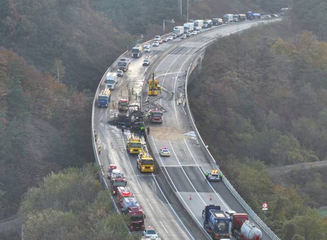 ▲ 17일 오전 3시 12분께 상주영천고속도로 양방향에서 대형 교통사고로 화재가 발생한 가운데 당국이 사고 수습을 하고 있다. 2025.11.17 연합뉴스