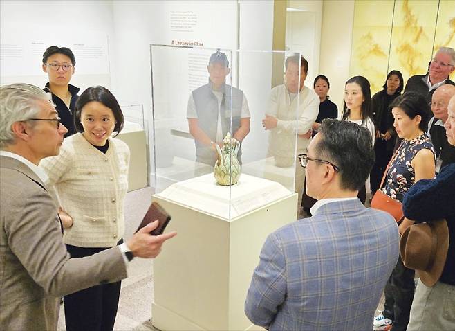 미국 워싱턴DC 국립아시아예술박물관에서 15일(현지시간) 개막한 이건희 컬렉션 특별전 ‘한국의 보물들(Korean Treasures)’에서 체이스 로빈슨 관장(맨 왼쪽)이 관람객에게 청자 동화연화문 표주박 모양 주전자에 대해 설명하고 있다.  /워싱턴=이상은 기자