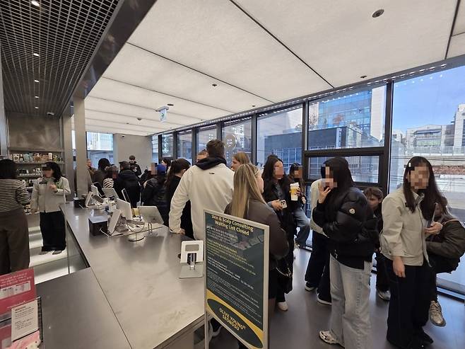 17일 서울 성수동 '올리브영N성수점'에 피부·두피 진단 서비스를 이용하려는 고객들이 몰려 있다./사진=박수림 기자