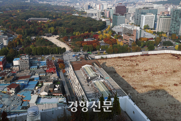 국가유산청과 협의 없이 역사문화환경 보존지역 바깥에서의 개발 규제를 완화한 서울시 조례 개정이 유효하다는 대법원 판결이 나온 지난 6일 서울 종로구 종묘와 세운4구역. 정효진 기자