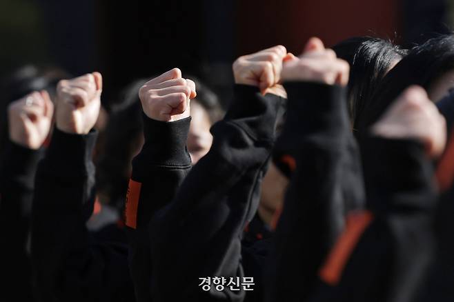 114명의 시민들이 참여한 ‘여성살해 규탄 퍼포먼스-114번의 신고 114번의 실패’ 퍼포먼스가 13일 서울 종로구 보신각 앞에서 열리고 있다. 정효진 기자