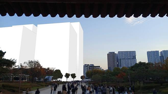 세운4구역에 서울시 고시대로 초고층 건물이 들어섰을 때 예상되는 종묘 외대문(정문)에서의 경관 가상도. 국가유산청 제공