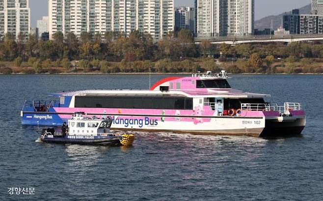 Hangang River police officers inspect the Hangang Bus vessel that ran aground near Jamsil Pier in Songpa-gu, Seoul, on November 16. / Reporter Kwon Do-hyun