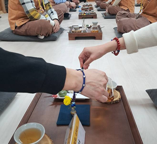 ‘나는 절로’ 참가자들이 선물받은 청홍 단주를 손목에 착용한 채 차담을 나누고 있다. 박경은 선임기자