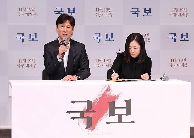 Director Lee Sang-il (left) speaks at a press conference for "Kokuho" at CGV Yongsan in Seoul on Thusday. (Yonhap)