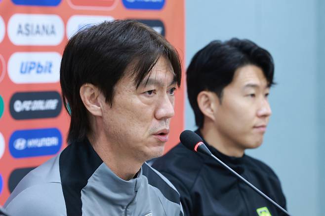 홍명보 감독이 17일 서울월드컵경기장에서 열린 가나전 공식 기자회견에 참석해 발언하고 있다. 연합뉴스