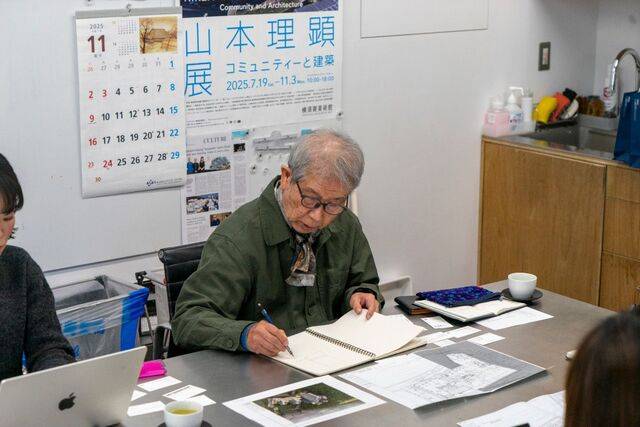 건축가 야마모토 리켄이 지난 4일 일본 가나가와현 요코하마시에 있는 그의 사무소에서 개운산마을정비사업조합과 만나 이야기를 나누며 메모하고 있다. 야마모토는 ‘공동체가 있는 주택’을 일본과 한국 등에 설계했다. 브리크매거진 제공
