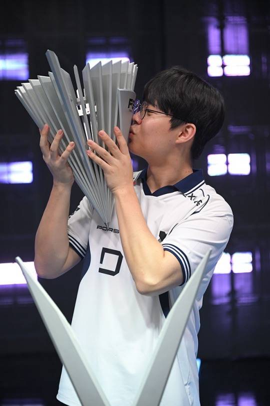 DRX 팀 'Chan' 박찬화가 우승컵을 들어 입맞춤하고 있다. 사진 제공 : 넥슨