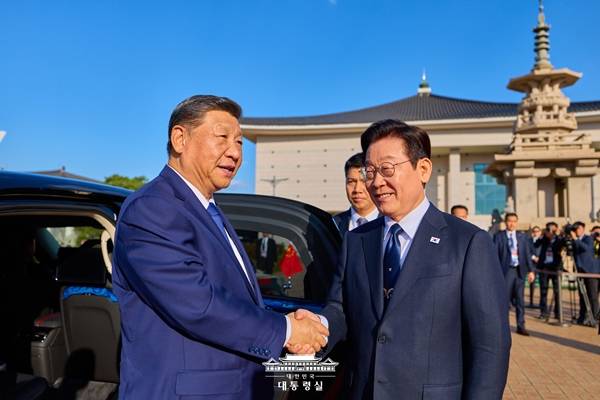 ▲ 지난 1일 경북 경주에서 만난 시진핑 중국 국가주석과 이재명 대통령. 사진=대통령실