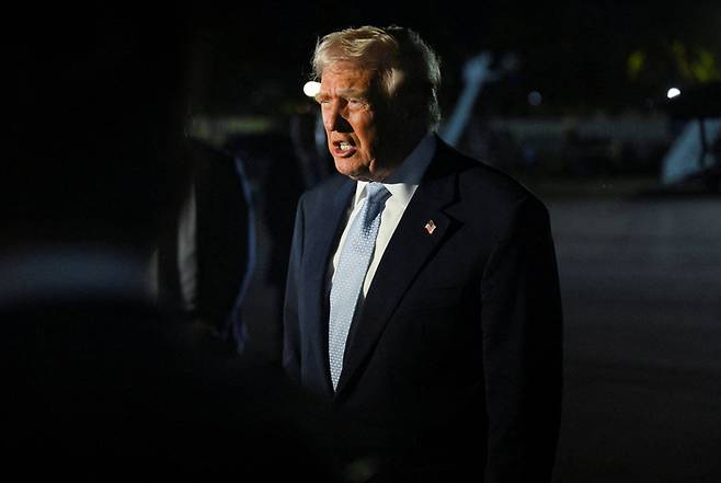 도널드 트럼프 미국 대통령이 16일(현지시간) 플로리다 웨스트팜비치 공항에서 워싱턴DC로 돌아가는 에어포스원(대통령전용기) 탑승에 앞서 취재진과 만나 질문에 답하고 있다. [로이터 연합]