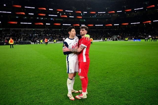 패럿은 토트넘 유스 출신으로 한때 해리 케인, 손흥민과 함께 토트넘 공격진을 책임질 유망주로 평가받았다. 그러나 많은 기회를 얻지 못했고 임대 생활만 이어가다가 끝내 AZ 알크마르로 이적했다. 사진=X