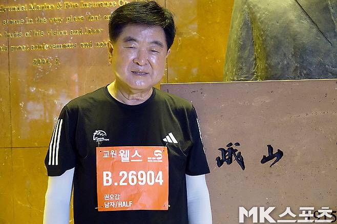 권오갑 HD 현대 명예회장. 권 회장은 재계에서 ‘전설’로 불린다. 권 회장은 1978년 ‘현대중공업’에 입사했다. 그는 말단 사원으로 시작해 2010년 현대오일뱅크 사장, 2014년 현대중공업 대표이사, 2020년 그룹 회장에 올랐다. 권 회장은 47년 동안 영업, 홍보, 법무, 구매, 수출입 등 그룹 핵심 사업을 두루 거쳤다. 현대오일뱅크를 흑자로 전환하고 2014년 위기에 빠진 현대중공업을 2년 만에 정상화한 건 ‘전설적인 이야기’로 통한다. 특히, 젊은 리더를 발탁하고 키워가는 그만의 리더십은 재계를 대표하는 ‘덕장형 리더십’으로 평가받는다. 사진=이근승 기자