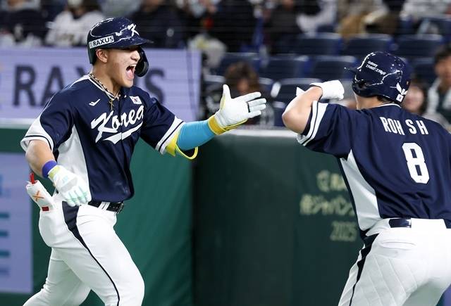 15일 일본 도쿄돔에서 열린 2025 K베이스볼 시리즈 대한민국과 일본의 평가전. 4회초 무사 1루 안현민이 선제 투런홈런을 쏘아올린 뒤 기뻐하고 있다. 사진=연합뉴스