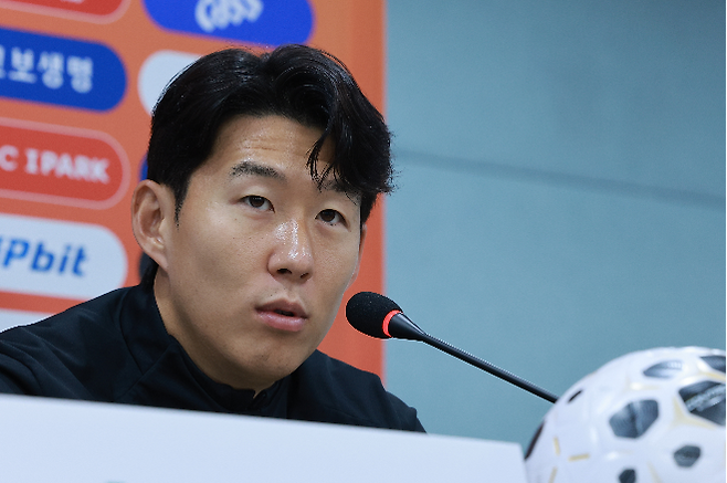 가나와의 평가전을 하루 앞둔 한국 축구대표팀 주장 손흥민이 17일 서울 마포구 서울월드컵경기장에서 열린 공식 기자회견에 참석해 질문에 답하고 있다. 사진=연합뉴스 제공