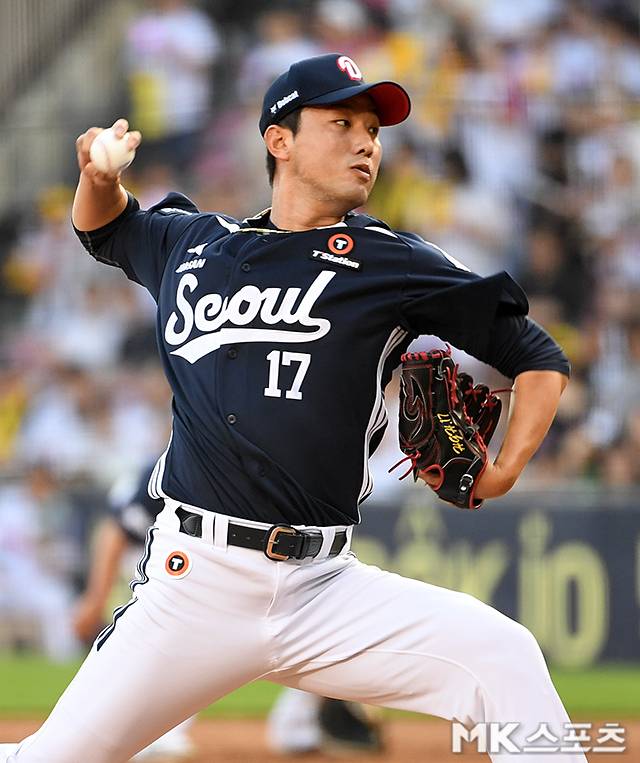 6월 22일 서울 잠실야구장에서 ‘2025 KBO리그’ 두산 베어스와 LG 트윈스의 경기가 열렸다. 두산 홍건희가 6회말 역투하고 있다. 사진=천정환 기자