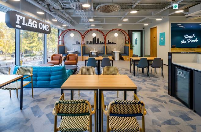 플래그원 마포캠프 공용 라운지 전경. 아치형 구조와 스카이라인 디자인으로 마포의 상징인 한강과 다리를 표현했다./사진제공=D&O