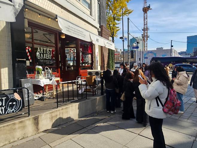 17일 오후 서울 종로구의 한 베이글 가게에 외국인 관광객들이 줄을 선 모습./사진=박상혁 기자.