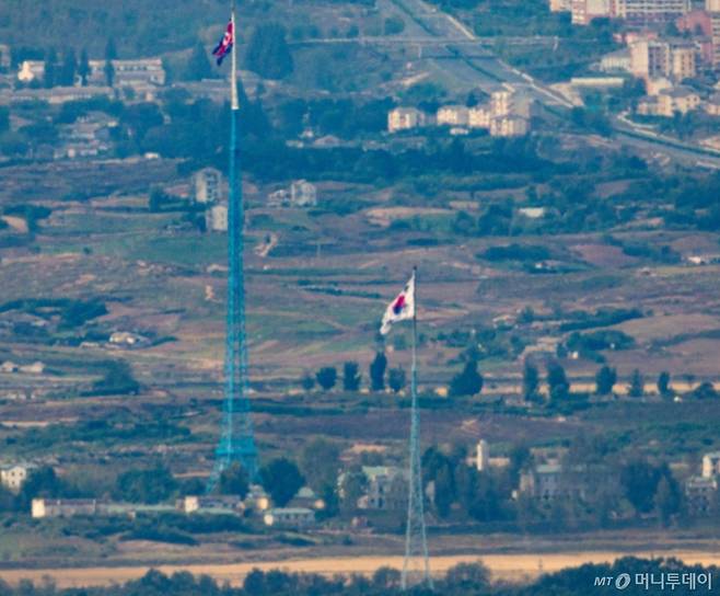 지난 10월15일 경기 파주시 접경지역에 대성동 마을의 태극기와 북한 기정동 마을의 인공기가 바람에 펄럭이고 있다. / 사진=뉴시스