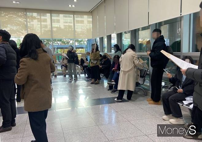 정부의 규제 영향으로 경매시장 관심도는 더욱 커질 전망이다. 동시에 서울 내 양극화도 심화될 것으로 보인다. 사진은 입찰표를 들고 대기하는 사람들. /사진=최성원 기자