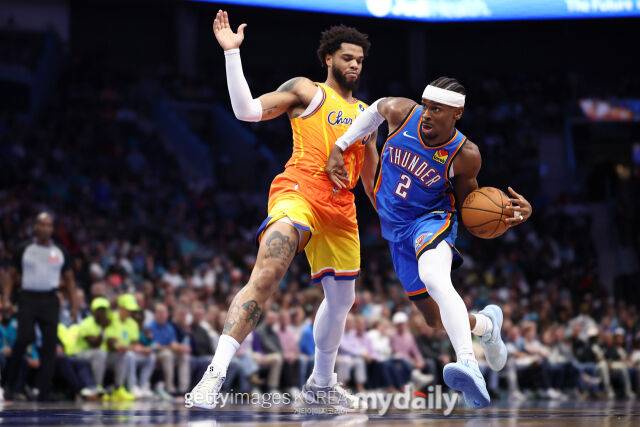 드리블하는 SGA(오른쪽). /게티이미지코리아