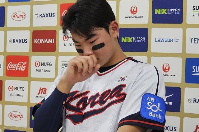 외할이버지 질문을 받고 눈물을 흘리는 김주원./KBO