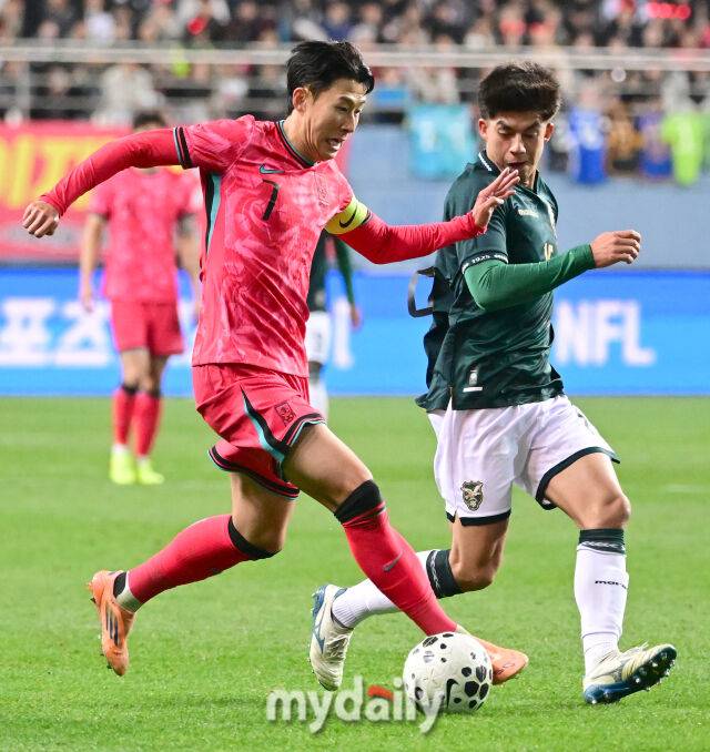2025년 11월 14일 오후 대전월드컵경기장에서 대한민국과 볼리비아의 친선경기가 열렸다.손흥민이 드리볼 돌파를 하고 있다.