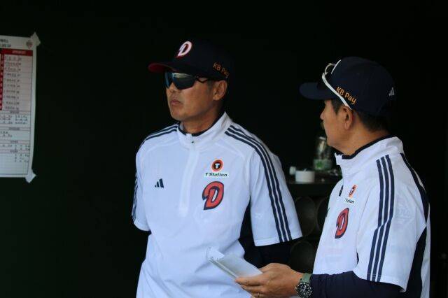 경기를 바라보는 김원형 두산 감독./두산 베어스