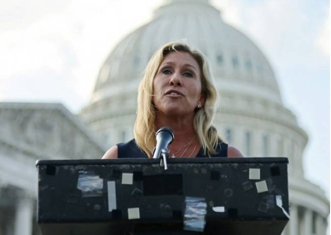 극우 성향의 공화당 의원 마조리 테일러 그린이 2022년 미국 워싱턴DC에 있는 의회 앞에서 연설하고 있다.[로이터]