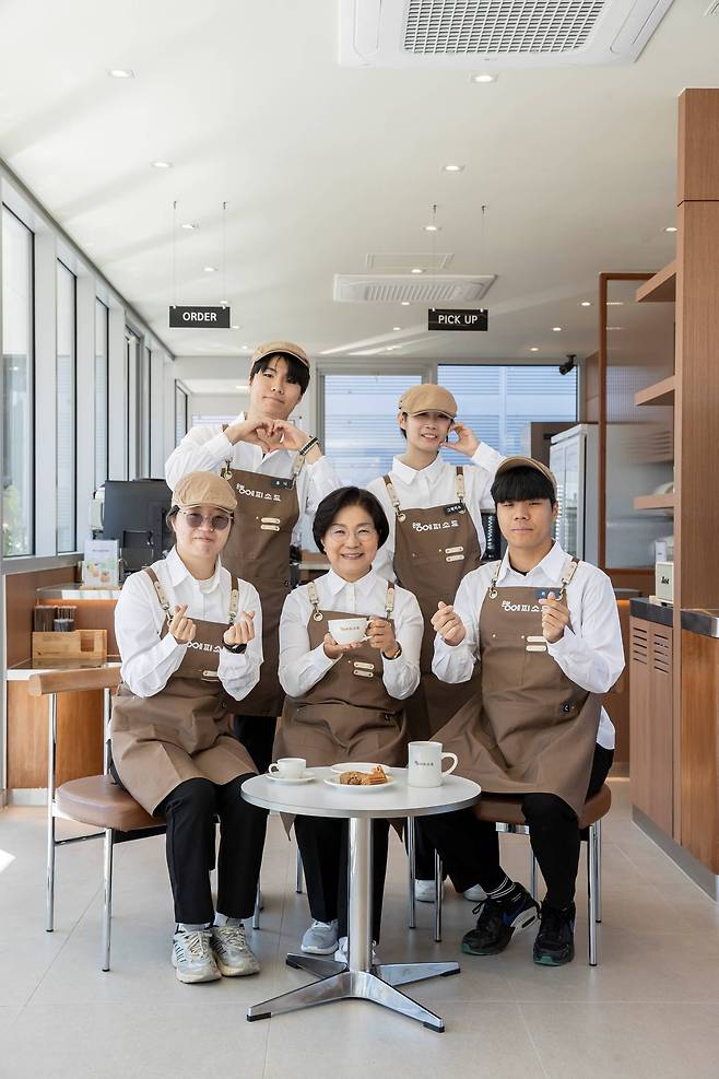 김미경 구청장(가운데)과 자립준비 청년들. [은평구 제공]