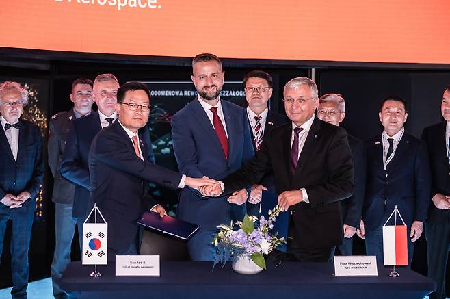 지난 9월 폴란드 MSPO 2025에서 열린 현지 합작법인 계약식에서 손재일(앞줄 왼쪽) 한화에어로스페이스 대표, 코시니악 카미슈(앞줄 가운데) 폴란드 국방부 장관 겸 부총리, 피오트르 보이첵(앞줄 오른쪽) WB그룹 회장 등 관계자들이 기념촬영하고 있다. [한화에어로스페이스 제공]